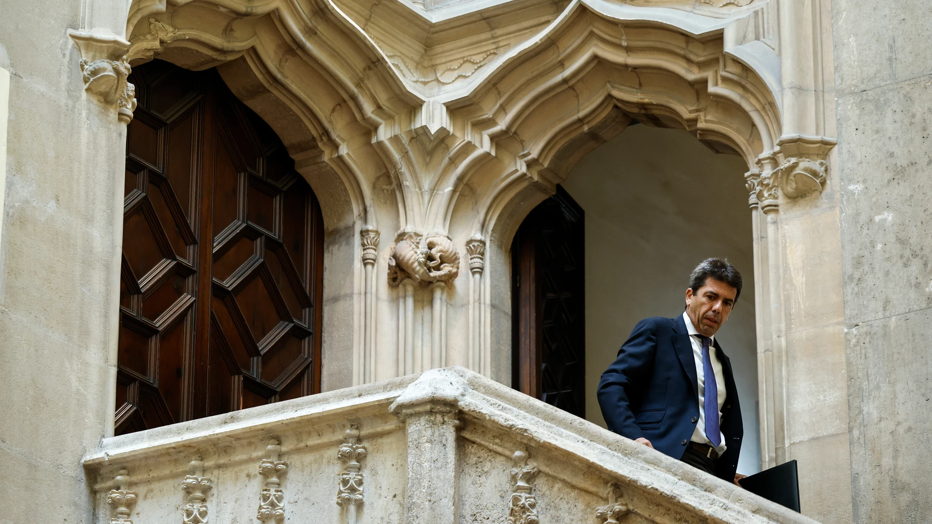 VALENCIA, 19/07/2023.- El president de la Generalitat, Carlos Mazón, a su llegada a la comparecencia para anunciar la composición del nuevo Gobierno valenciano de coalición entre el PP y Vox, que tomará posesión por la tarde. EFE/Biel Aliño