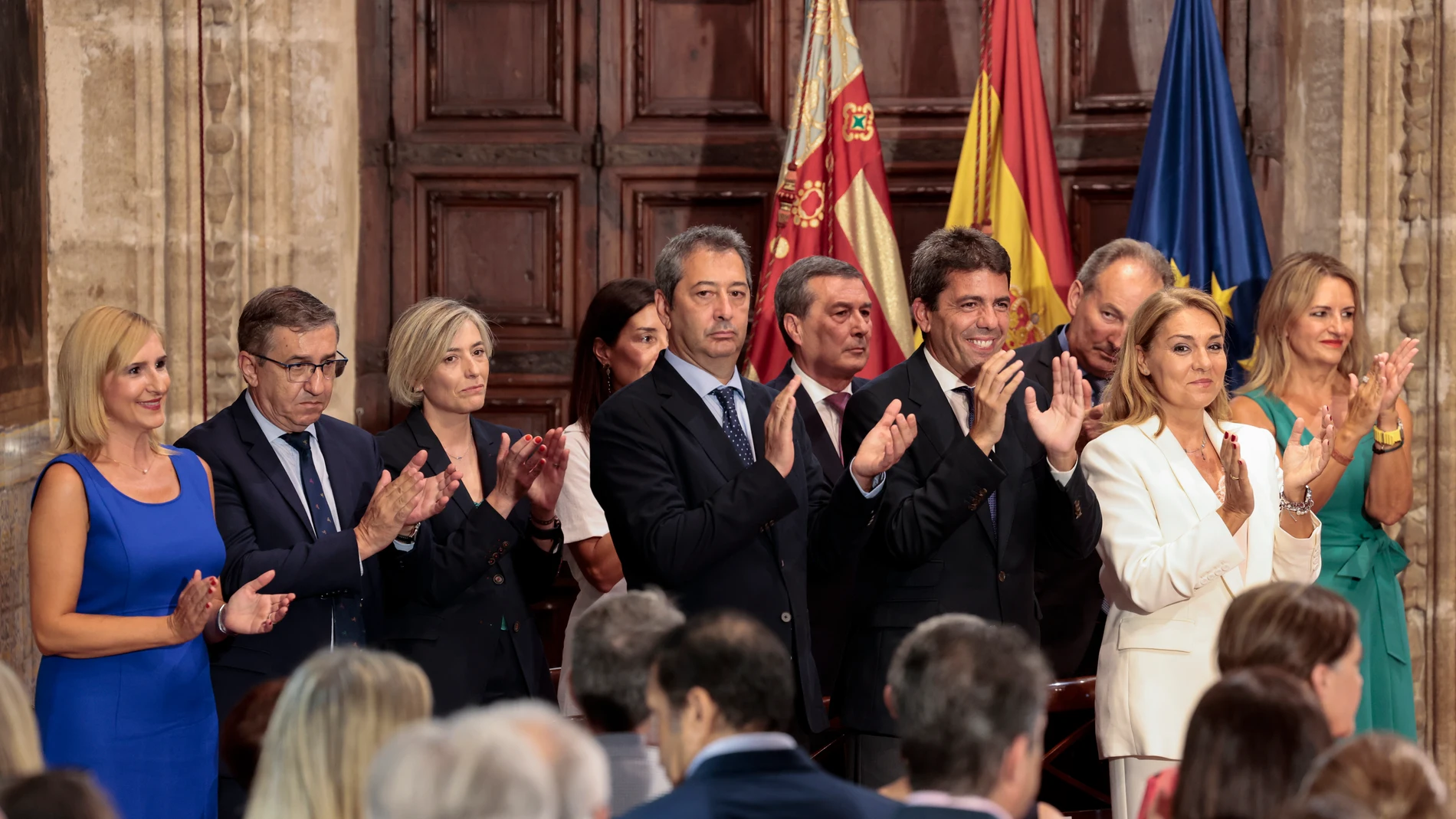 Foto de familia de Carlos Mazón junto a los nueve consellers del nuevo Gobierno valenciano
