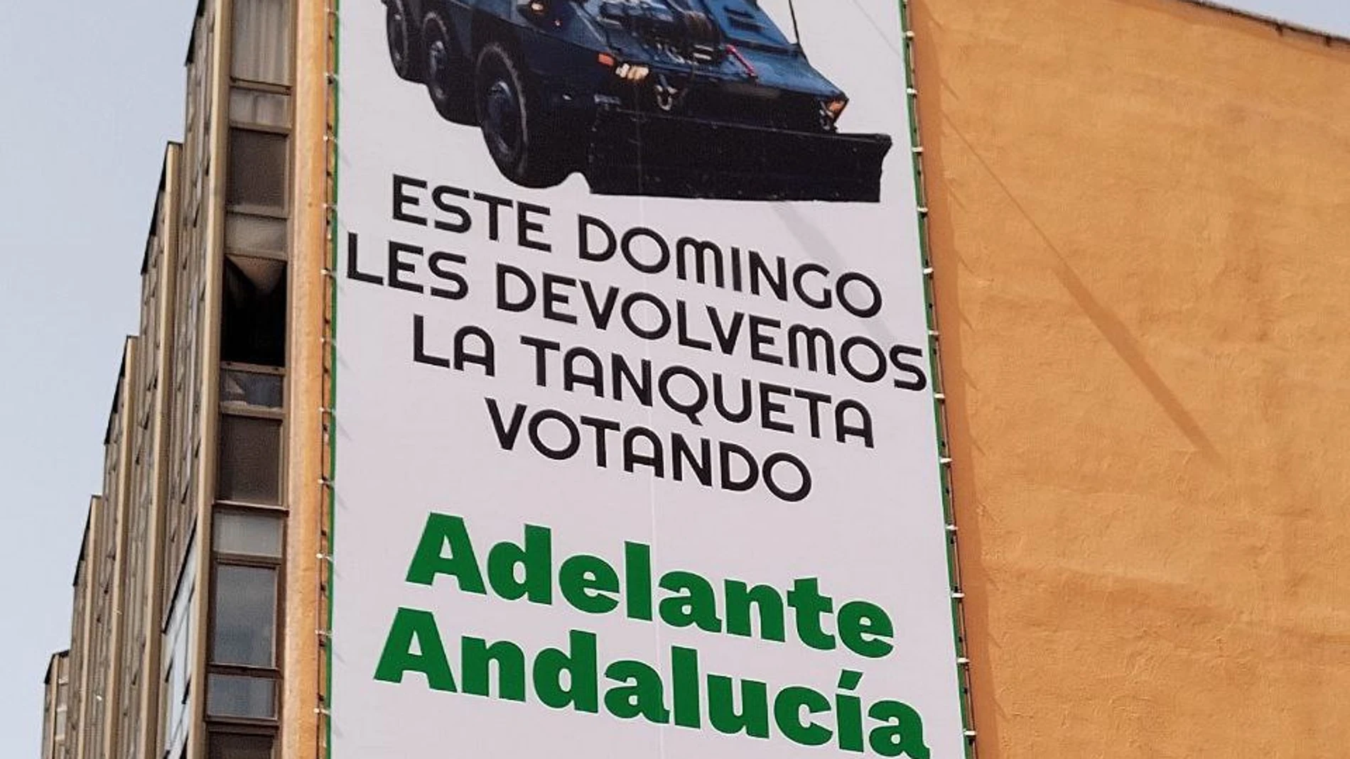 MADRID, 19/07/2023.-Adelante Andalucía ha colgado una lona en la calle Azucenas, 3 en Madrid en la que dice que “este domingo les devolvemos la tanqueta votando Adelante Andalucía”, con una imagen del carro blindado que el Ministerio del Interior envió en noviembre de 2021 a la Bahía de Cádiz para hacer frente a los disturbios durante la huelga de trabajadores del metal. EFE/Adelante Andalucía </picture><figcaption><b>Adelante Andalucía se apunta a las lonas electorales en Madrid mostrando una tanqueta</b><span>.</span><span>Agencia EFE</span></figcaption></figure></div></header></div><div class=