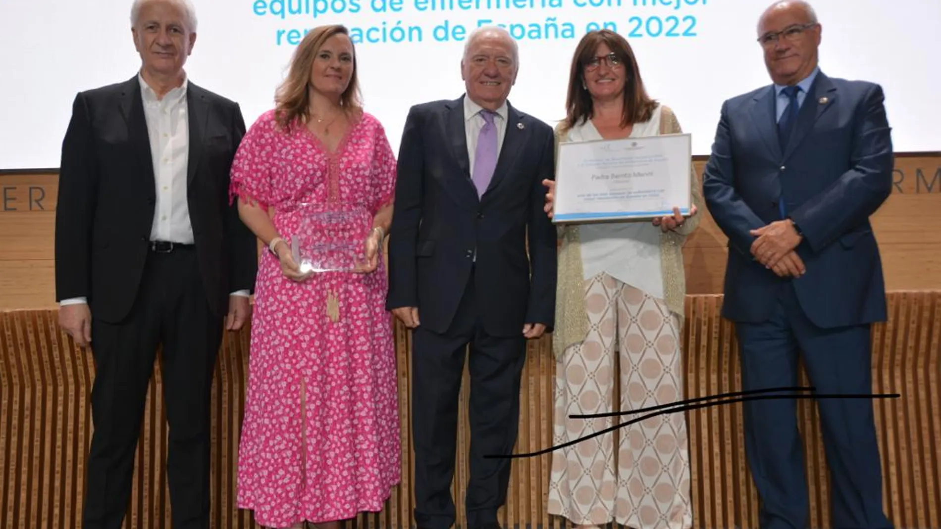Reciben el premio la directora de enfermería del Centro, Zenaida Boza, y Begoña Gutiérrez, una de las supervisoras de esta área