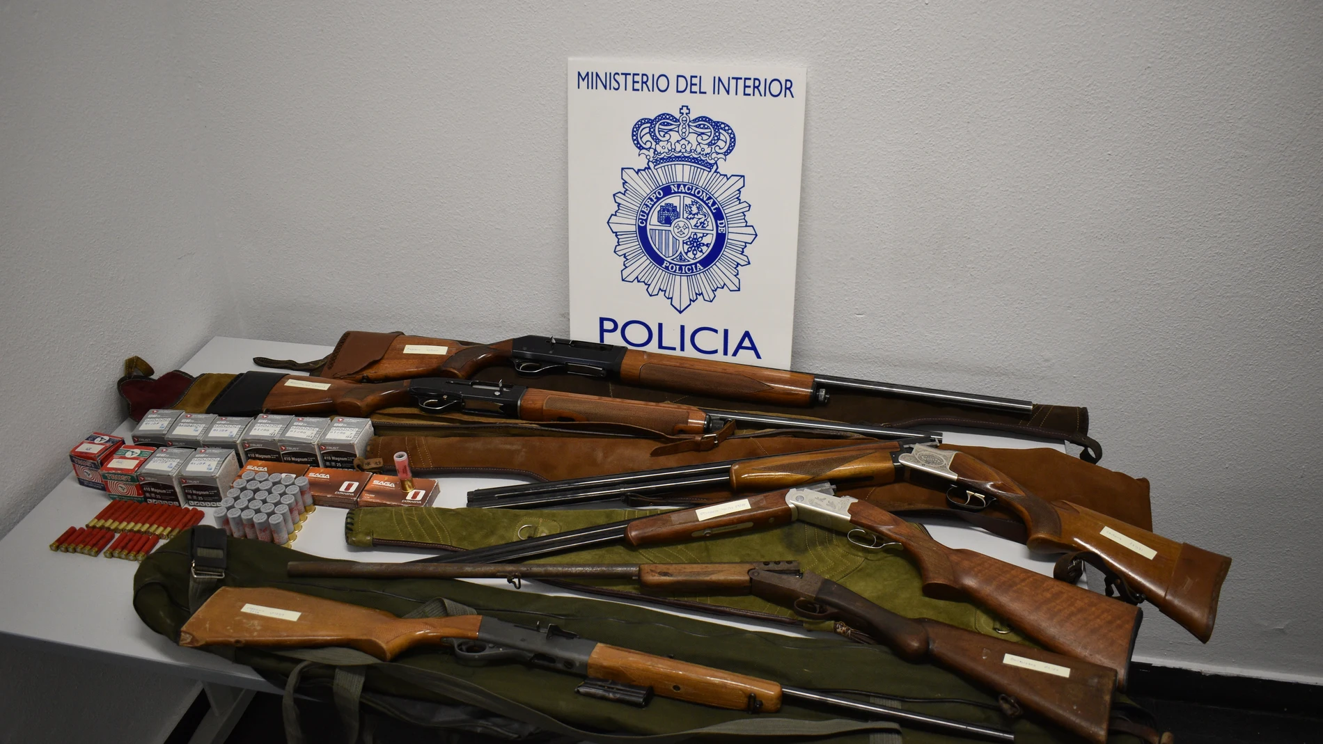 Dos detenidos en Segovia portando cinco escopetas, una carabina del calibre 22 y abundante munición