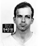Una imagen de la ficha policial de Lee Harvey Oswald un día después de su detención