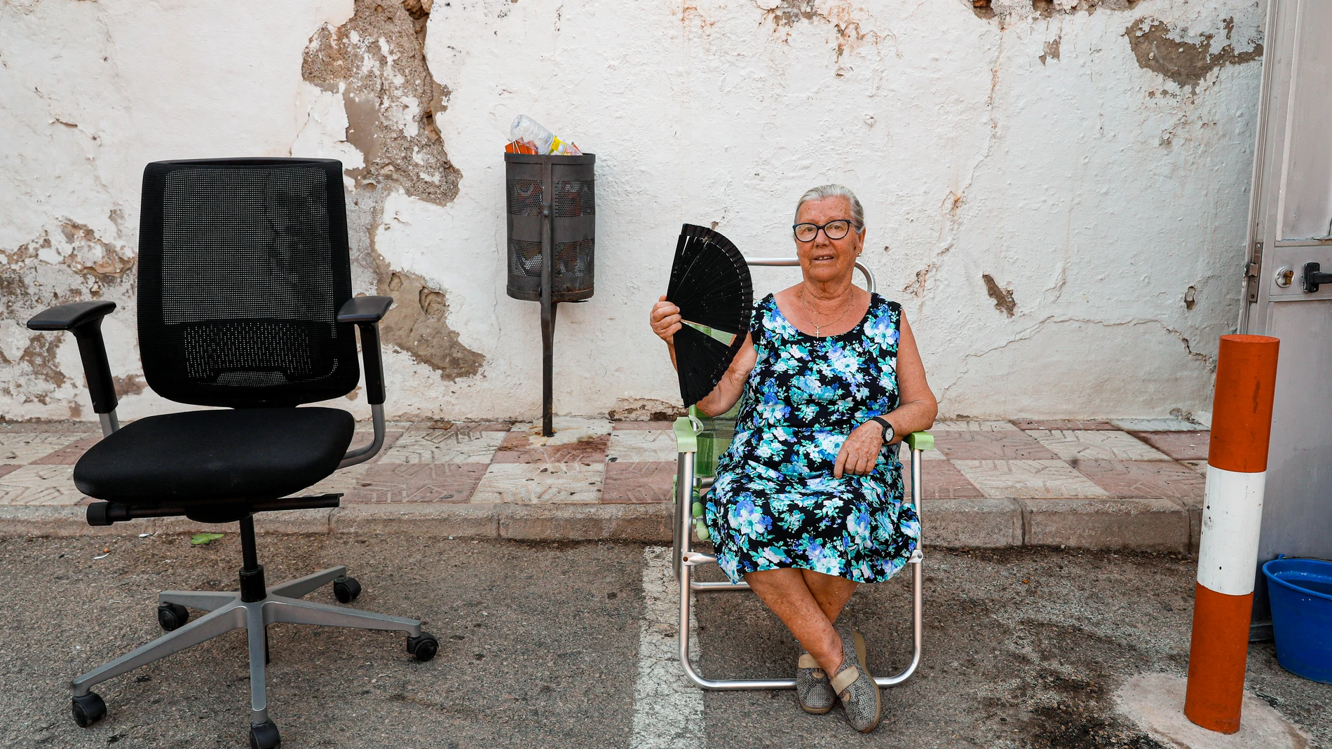 COÍN (MÁLAGA), 19/07/2023.- Dolores Sánchez, de 81 años, se abanica este miércoles, durante la ola de calor en Coín (Málaga). EFE/ Jorge Zapata