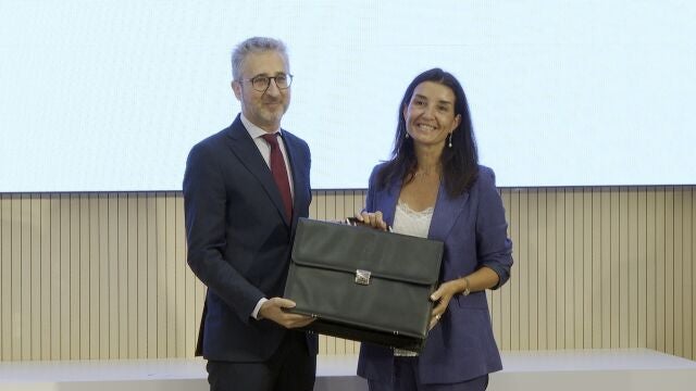 Arcadi España le entrega la cartera de consellera de Hacienda a Ruth Merino