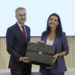 Arcadi España le entrega la cartera de consellera de Hacienda a Ruth Merino