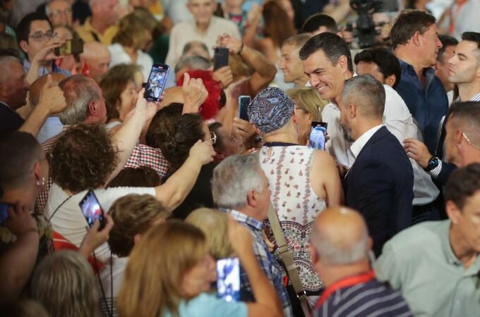 El presidente del gobierno y candidato a la reelección, Pedro Sánchez, saluda a los asistentes al mitin de Lugo