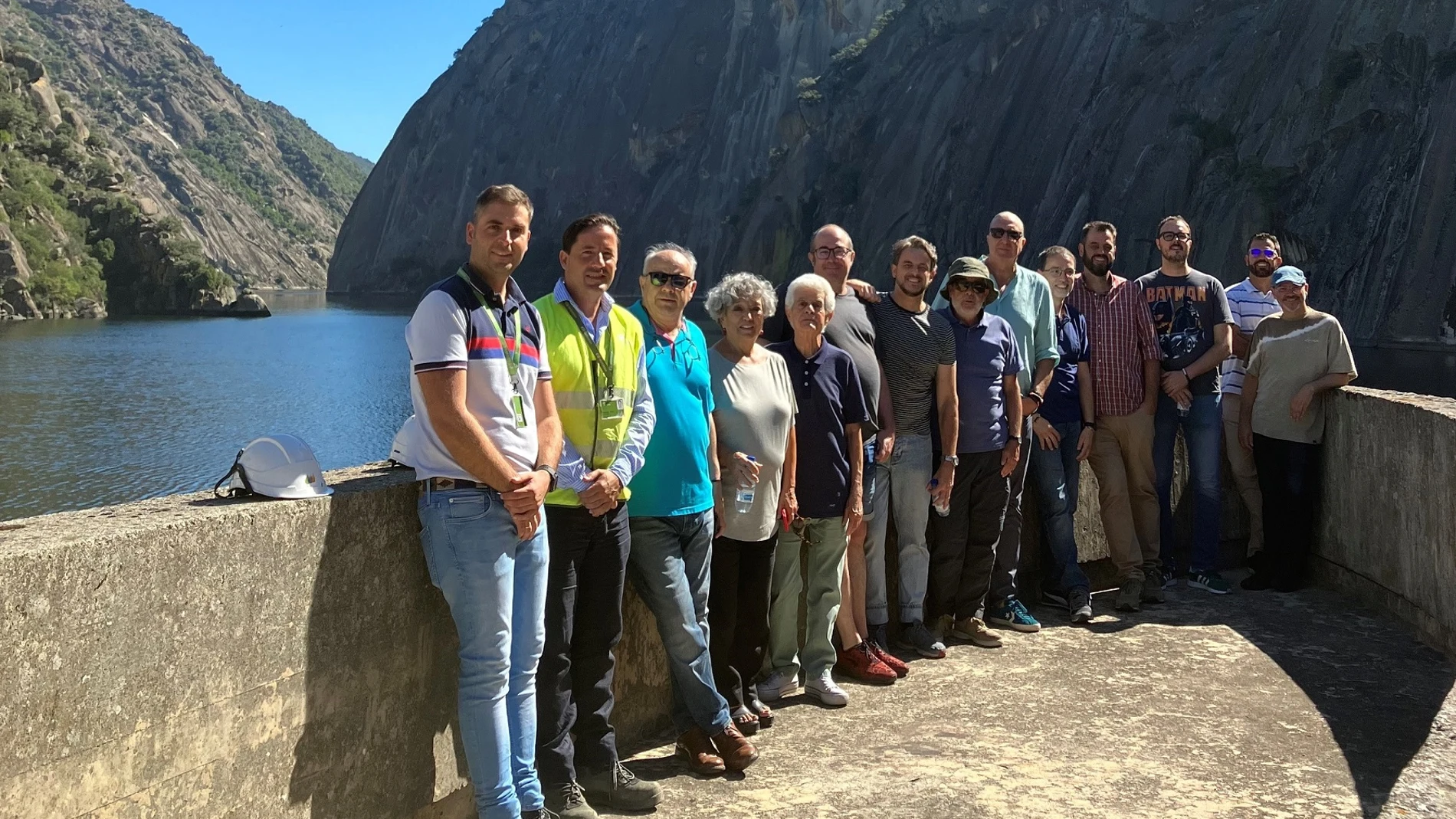 En la imagen, los invitados posan junto al director de la instalación, Clodoaldo Rodriguez, y el director de explotación de presas de Iberdrola en la zona Oeste, Alberto Vaquero
