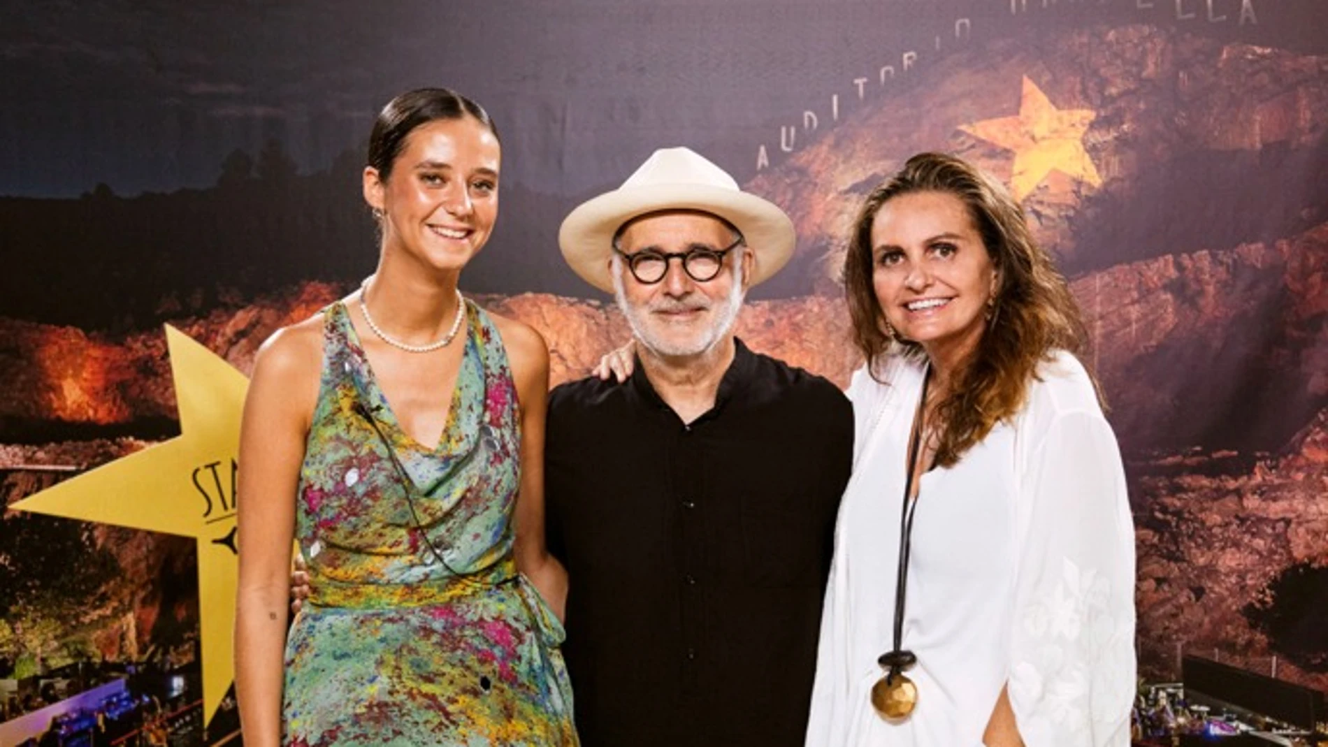 Victoria Federica de Marichalar y Borbón, Ludovico Einaudi y Sandra García-Sanjuán en el backstage 