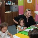La consejera de Familia, Isabel Blanco, visita el programa "Crecemos" en Baltanás (Palencia)