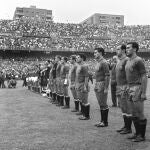 La selección española escucha el himno antes de la final de la Eurocopa 64 