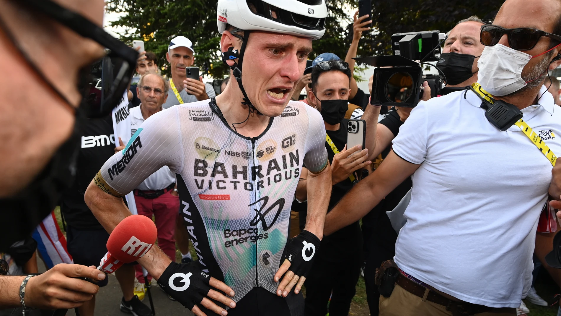 Poligny (France), 21/07/2023.- First placed Slovenian rider Matej Mohoric of team Bahrain-Victorious reacts after crossing the finish line during the 19th stage of the Tour de France 2023, a 173kms race from Moirans-en-Montagne to Poligny, France, 21 July 2023. (Ciclismo, Bahrein, Francia, Eslovenia) EFE/EPA/ANNE-CHRISTINE POUJOULAT / POOL 