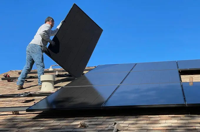 Ocho de cada diez españoles aun no ha instalado placas solares en su hogar, aunque un 94% sí se lo ha planteado