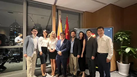 De Izq. a Dcha.; Jason Jiang Senior Investment Director en Giant Tiger Capita, Akemi Xie (谢童心) Partner en Zhonglun W&D Law firm, Laura González Escallada Fundadora y socia NI HAO CONECTA NHC, Oscar Olguin, Foreign Counsel Dentons, José Pablo Rodríguez, Cónsul Comercial de Costa Rica en Shanghái y director regional en Asia de PROCOMER, Alvaro Liu, Director general Shanghai Hanse, Jiayi Chen Hangzhou directora general Jinxin Chuangxue y Philip Duan Partner, partner Zhonglun W&D Law Firm