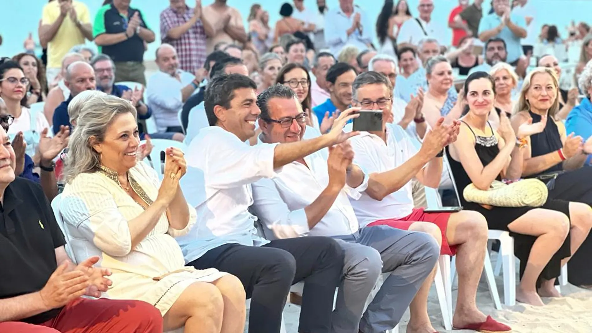 El presidente del PPCV y president de la Generalitat, Carlos Mazón, en el cierre de campaña en la playa de San Juan de Alicante 