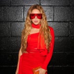 Shakira con vestido rojo.