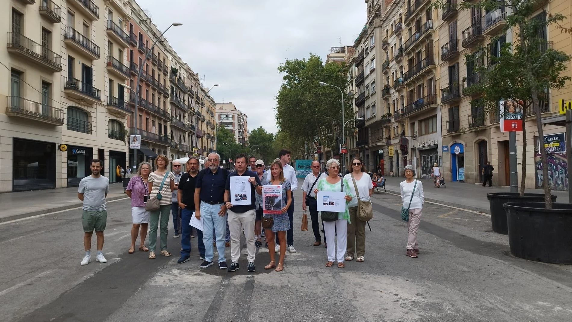 Vecinos en contra de la pacificación de la Ronda de Sant Antoni de Barcelona. EUROPA PRESS 21/07/2023