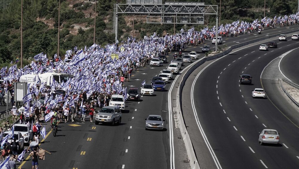 Decenas De Miles De Personas Llegan Al Parlamento De Israel Para ...