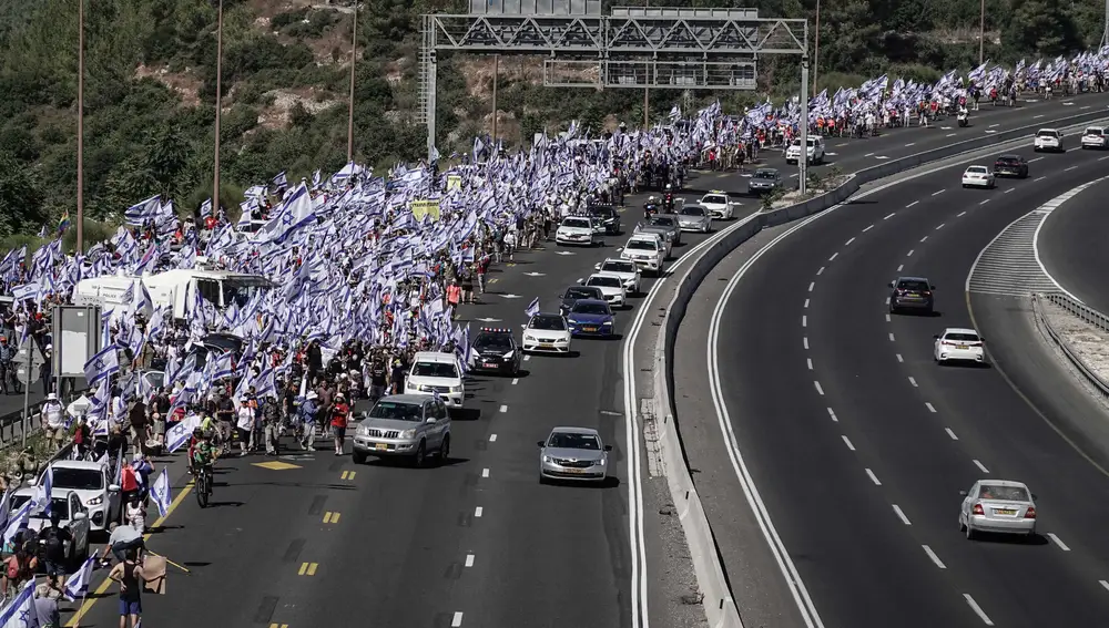 Israel.- Decenas de miles de israelíes marchan sobre la Knesset en un último intento de parar la reforma judicial