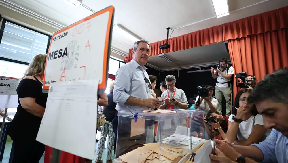 El secretario general del PSOE-A, Juan Espadas, vota en el colegio 'Calvo Sotelo' de Sevilla