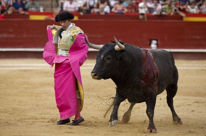 El diestro, Paco Ramos, durante un quite al segundo astado de Robleño, Florido, durante la última corrida de toros de la Feria de Julio, con reses de Miura y en la que han compartido cartel con Jesús Chover. 