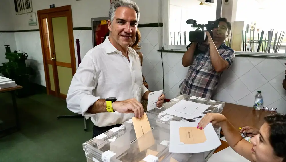 Elías Bendodo, secretario general del PP y candidato número uno al Congreso por Málaga, ejerce su derecho al voto 