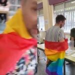 ¿Discriminación positiva en las mesas electorales? No dejan votar a un chico con la bandera de España y si con la LGTBIQ+
