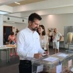 El secretario general del PSOECyL, Luis Tudanca, vota en Burgos