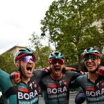 Jordi Meus, a la izquierda, celebra con compañeros la victoria en la última etapa