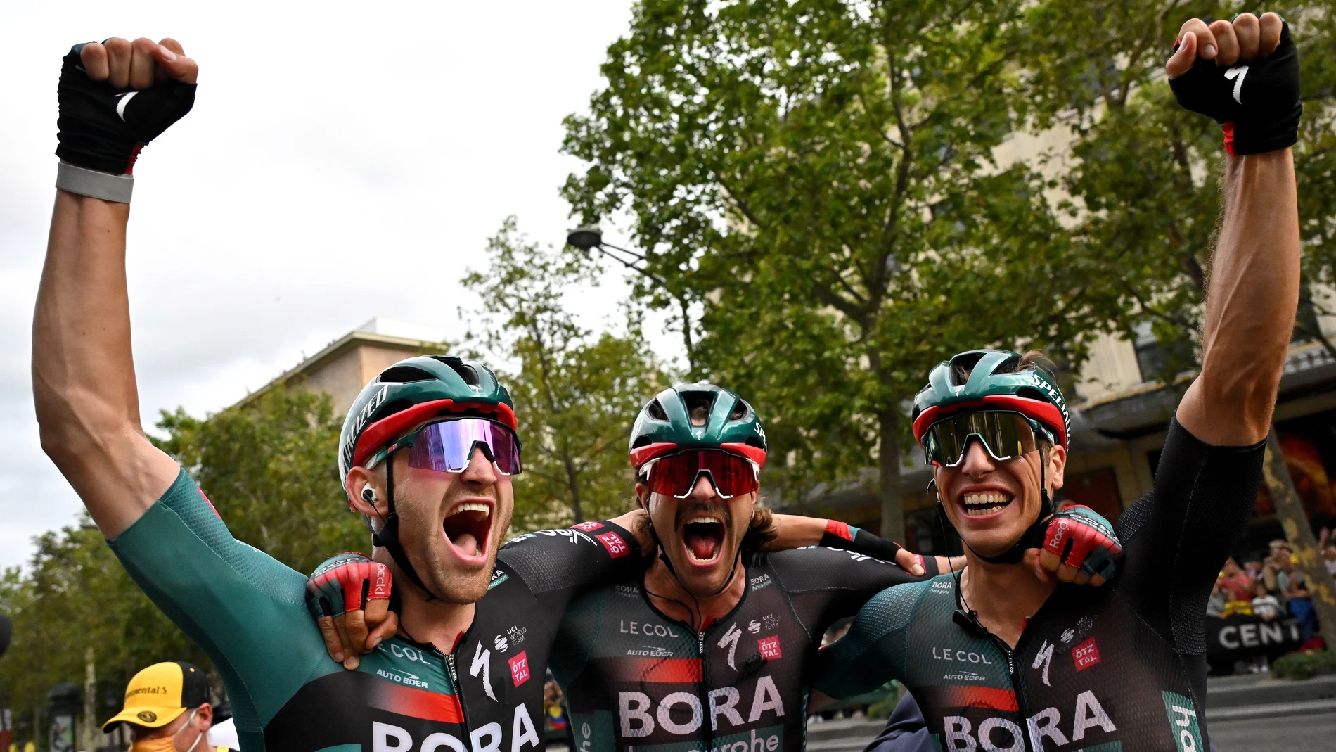 Jordi Meus, a la izquierda, celebra con compañeros la victoria en la última etapa