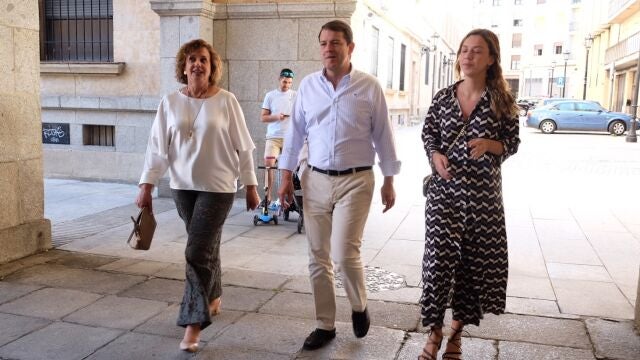 El presidente del Partido Popular de Castilla y León, Alfonso Fernández Mañueco, ejerce su derecho al voto junto a su mujer y una de sus hijas