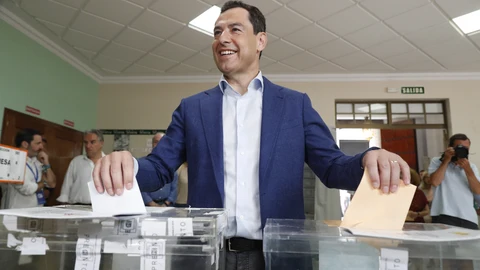 El presidente de la Junta de Andalucía, Juanma Moreno, votando