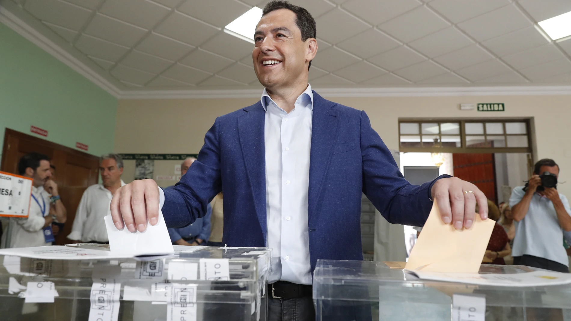 El presidente de la Junta de Andalucía, Juanma Moreno, votando