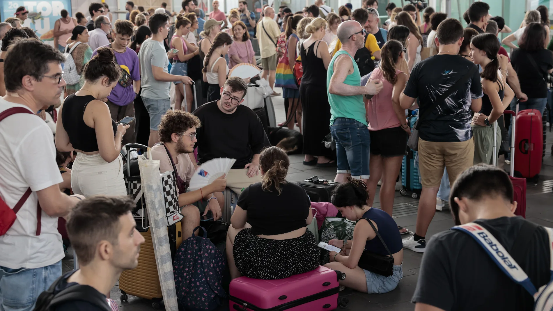 Viajeros esperan en la estación Joaquín Sorolla, de Valencia