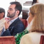 El Ayuntamiento de León celebra el primer pleno de la nueva Corporación Municipal. En la imagen, el portavoz del PP, David Fernández y a la derecha, la concejala, Margarita Torre