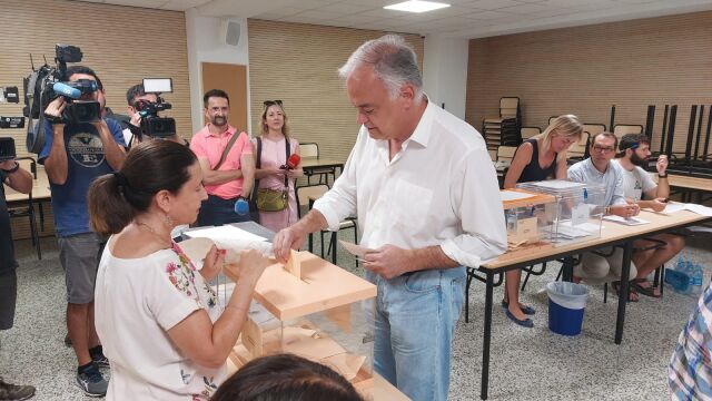 Esteban González, cabeza de lista por Valencia, vota en el colegio de los Dominicos de la ciudad