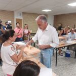 Esteban González, cabeza de lista por Valencia, vota en el colegio de los Dominicos de la ciudad