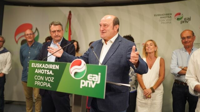 El presidente del EBB del PNV, Andoni Ortuzar, el cabeza de lista al Congreso por Bizkaia, Aitor Esteban, y otros candidatos y dirigentes jeltzales tras conocerse es escrutinio de votos de las elecciones generales