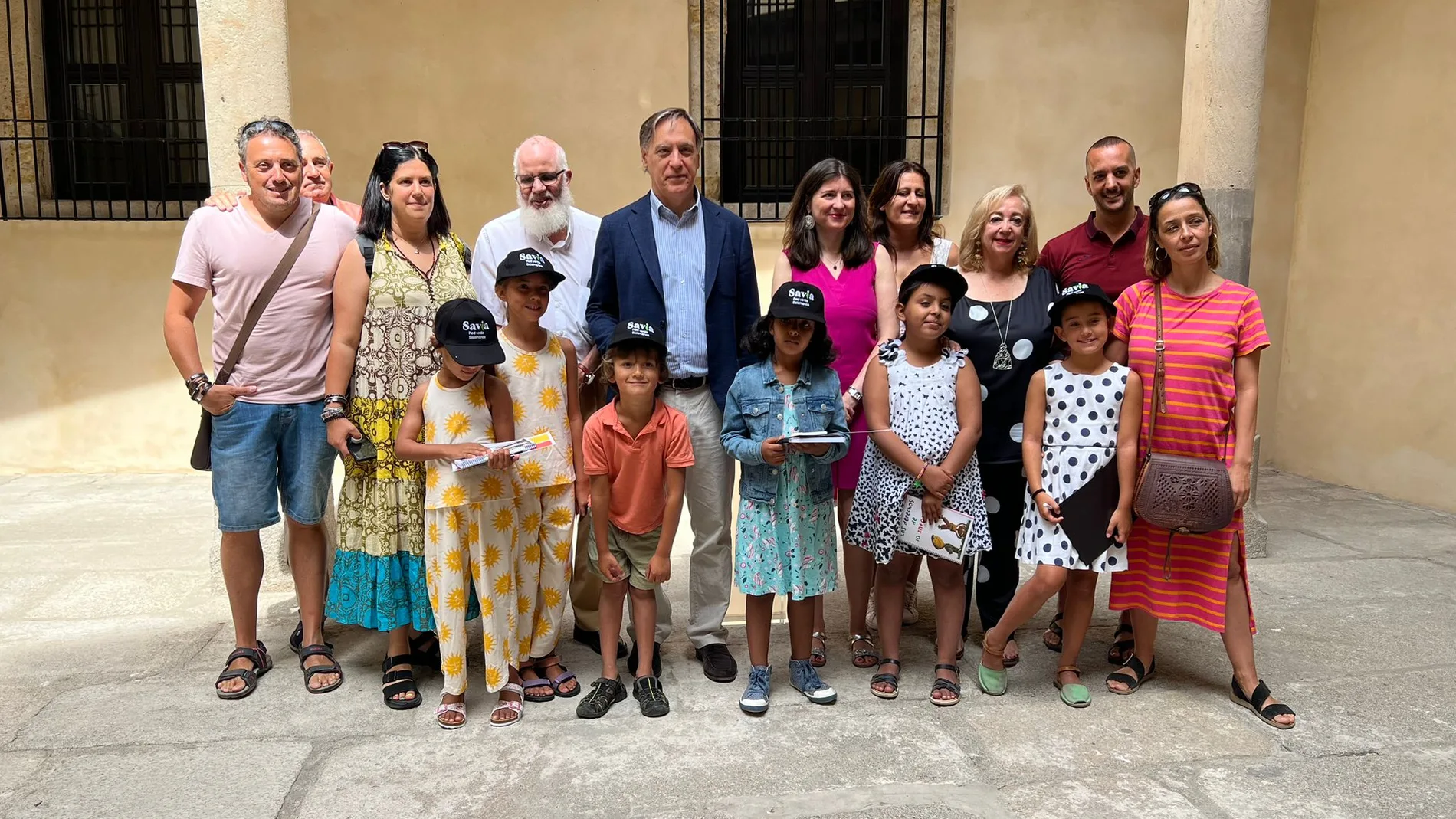 El alcalde de Salamanca, Carlos García Carbayo, recibe a las familias participantes en la campaña ‘Vacaciones en Paz’