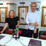 La presidenta del Instituto de Estudios Bercianos, Patricia Pérez, junto al director de orquesta y compositor, Pedro Halffter, durante la presentación de la VII edición del Festival de Música que se celebra en Villafranca del Bierzo (León), entre el 28 de julio y el 26 de agosto