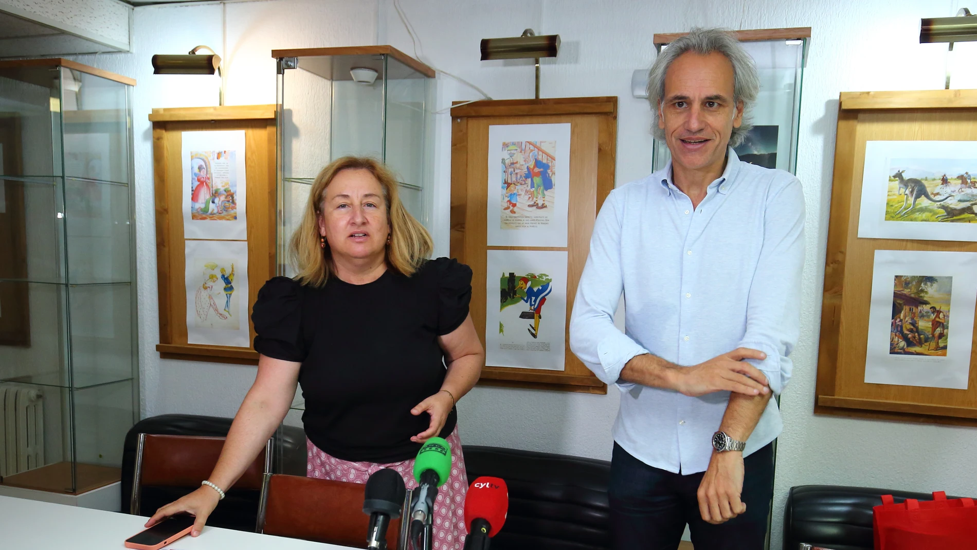 La presidenta del Instituto de Estudios Bercianos, Patricia Pérez, junto al director de orquesta y compositor, Pedro Halffter, durante la presentación de la VII edición del Festival de Música que se celebra en Villafranca del Bierzo (León), entre el 28 de julio y el 26 de agosto