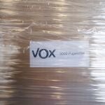 Un caja empaquetada con 5000 papeletas de VOX 