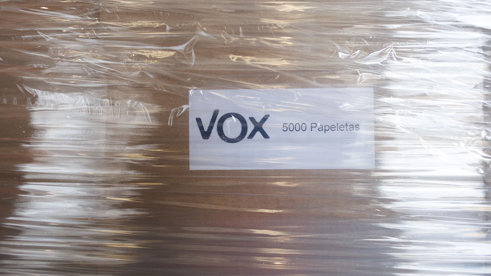 Un caja empaquetada con 5000 papeletas de VOX 