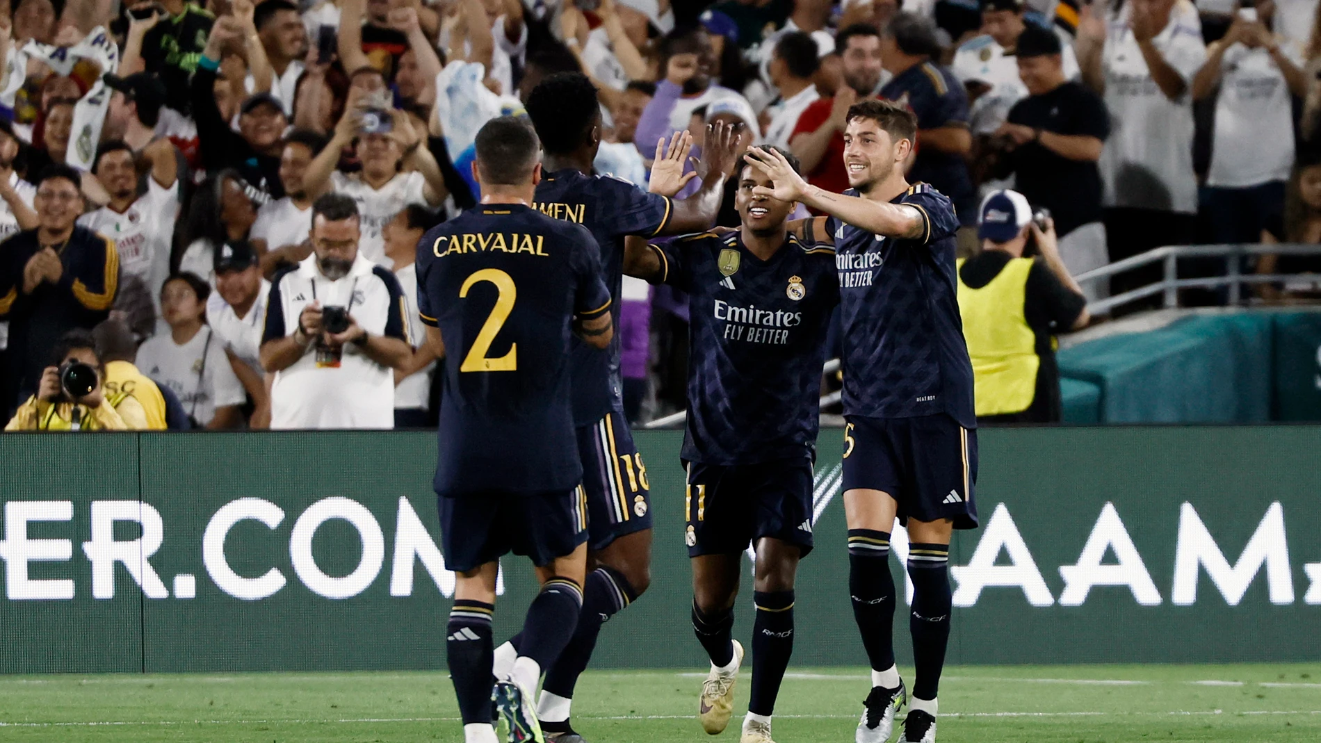Pasadena (United States), 24/07/2023.- Real Madrid midfielder Federico Valverde (R) reacts after scoring during the second half of the friendly match between Real Madrid and AC Milan at Rose Bowl Stadium in Pasadena, California, USA, 23 July 2023. (Futbol, Amistoso) EFE/EPA/ETIENNE LAURENT 