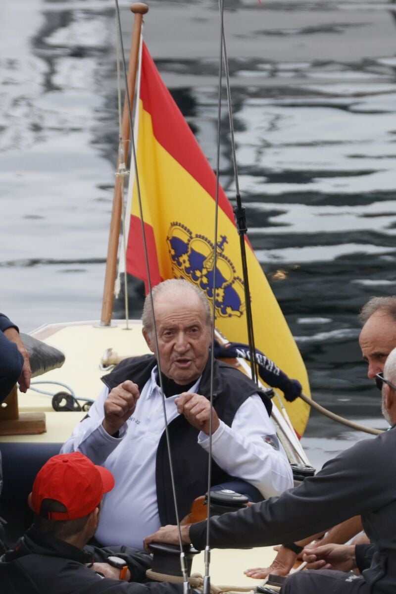 SANXENXO (PONTEVEDRA), 20/04/2023.- El rey emérito, Juan Carlos I, sale a navegar en Sanxenxo, Pontevedra, este jueves. 