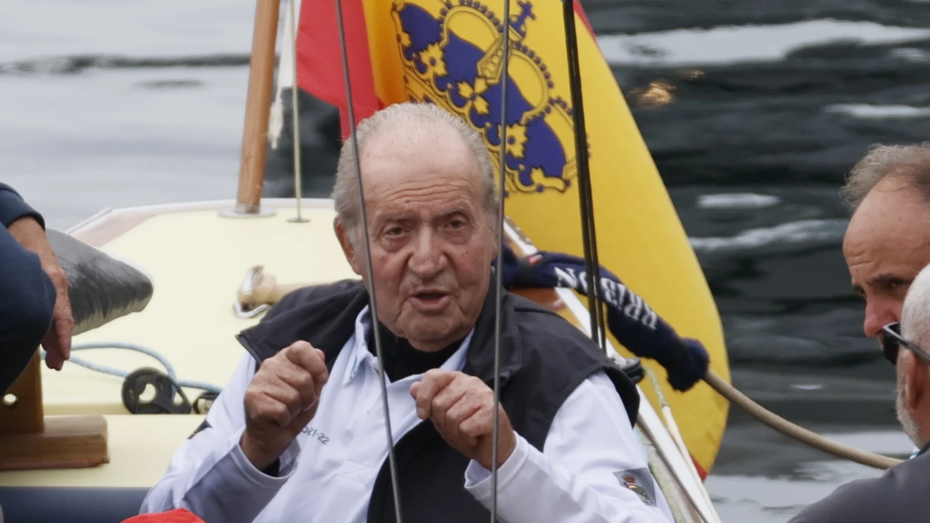 SANXENXO (PONTEVEDRA), 20/04/2023.- El rey emérito, Juan Carlos I, sale a navegar en Sanxenxo, Pontevedra, este jueves. 