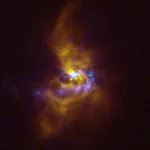 En el centro de esta imagen se encuentra la joven estrella V960 Mon situada a más de 5000 años luz en la constelación de monoceros. Material polvoriento con potencial para formar planetas rodea a la estrella. Observaciones obtenidas con el sistema de investigación de exoplanetas de alto contraste espectropolarimétrico