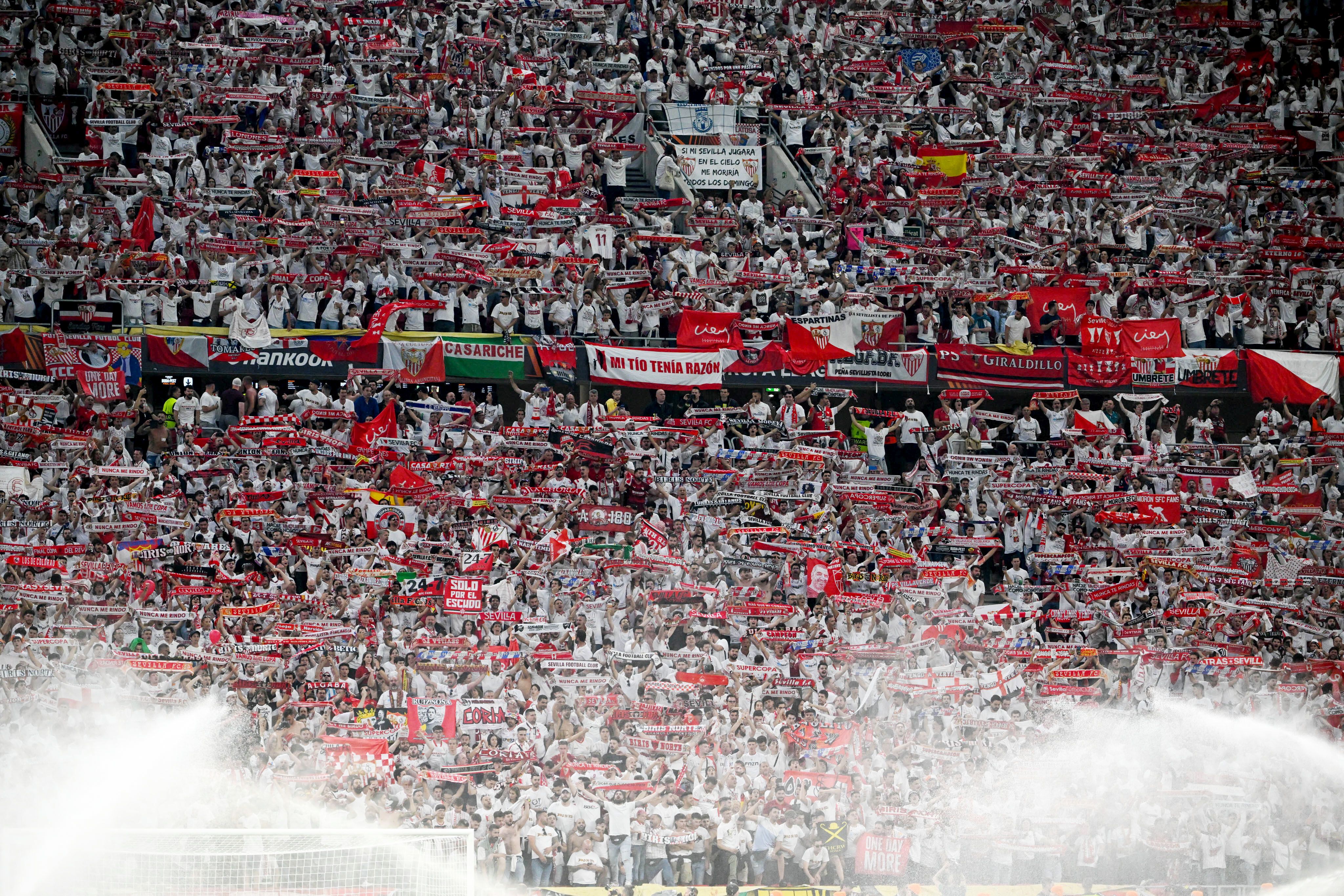 Detenido por estafar 13.500 euros a aficionados del Sevilla con entradas falsas de la Europa League foto imagen