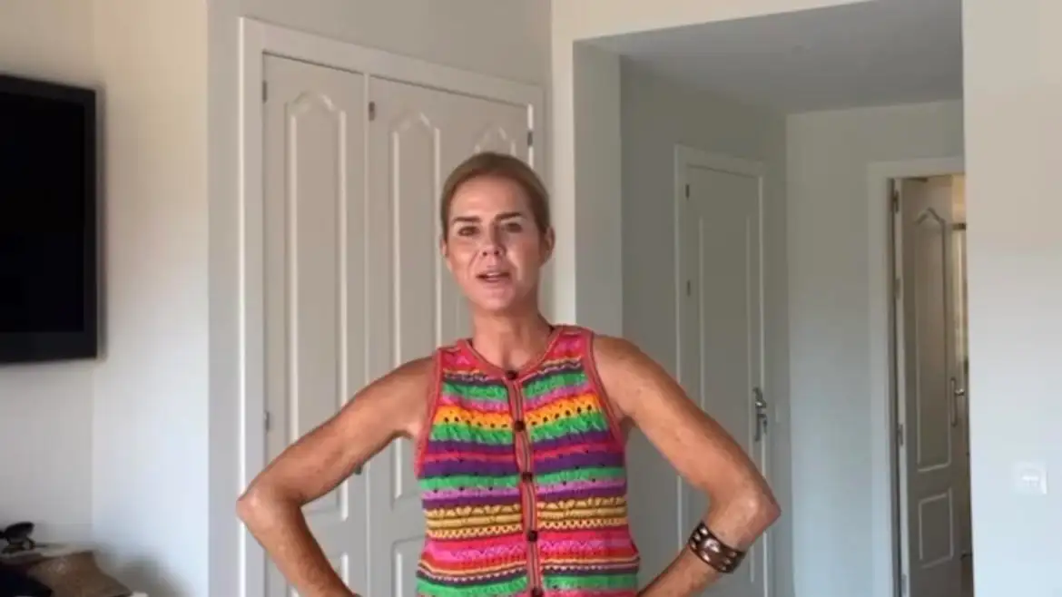 Amelia Bono con conjunto a todo color.
