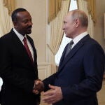 Vladimir Putin saluda al primer ministro de Etiopía, Abiy Ahmed