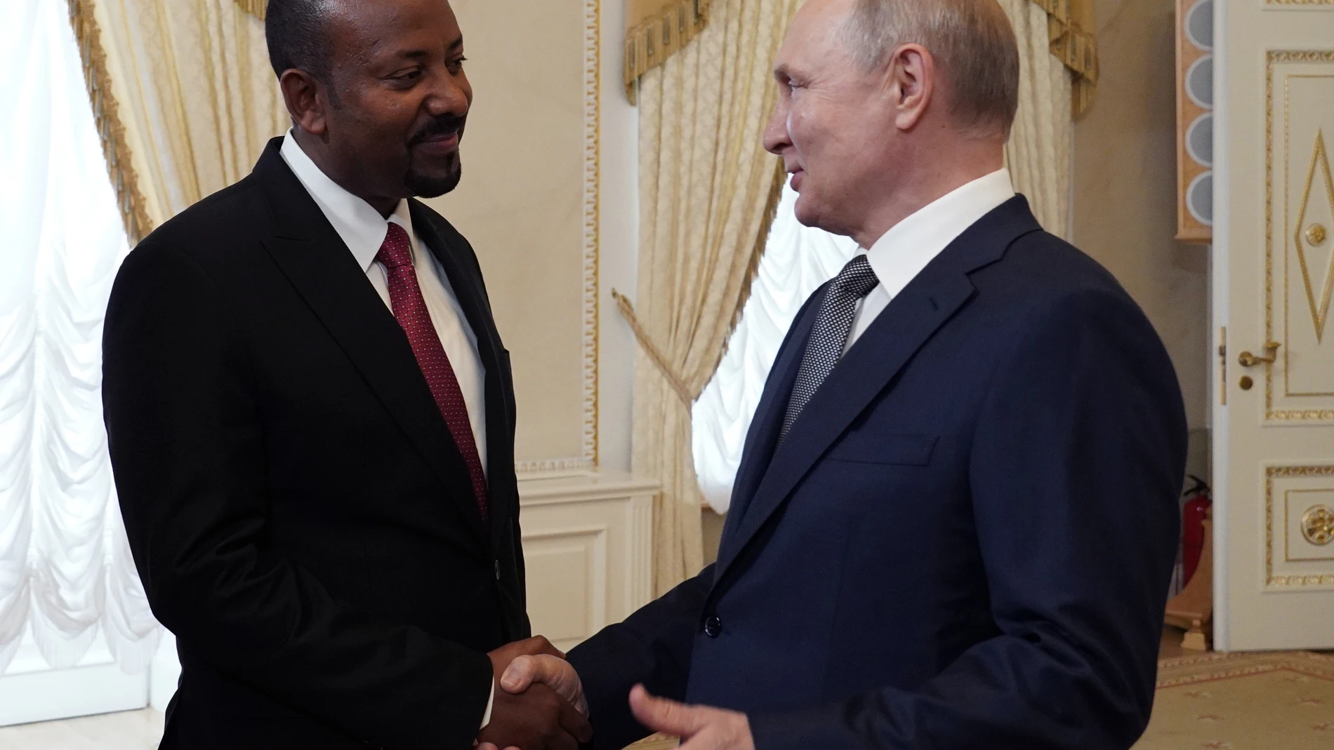 Vladimir Putin saluda al primer ministro de Etiopía, Abiy Ahmed